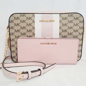 🏷1 DAY SALE🏷🌸Micheal Kors EW Center Stripe Chain Crossbody & Wallet Set🌸